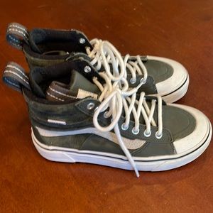Green high top van sneakers size 6.5